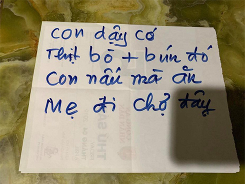 Hình ảnh mẹ nằm sàn xe canh giấc ngủ cho con, không rời nửa bước gây xúc động mạnh-2