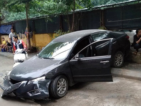 Nữ tài xế lùi xe Camry tông chết người đi xe máy là đại tá công an-1