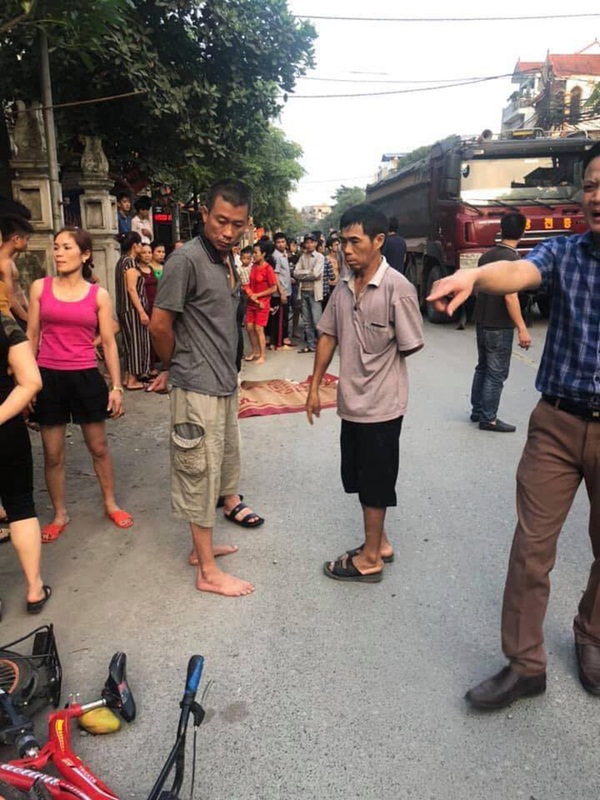 Hà Nội: Xe bán tải đâm trúng xe đạp khiến em trai 7 tuổi tử vong, chị gái nhập viện cấp cứu-1
