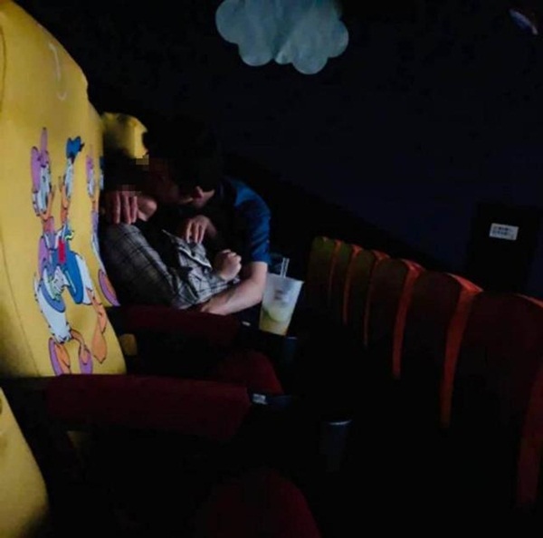 Cặp đôi thản nhiên ôm hôn, sờ soạng trong rạp chiếu phim khiến dân mạng lại dậy sóng-1