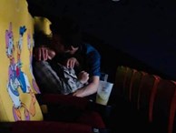 Cặp đôi thản nhiên ôm hôn, sờ soạng trong rạp chiếu phim khiến dân mạng lại dậy sóng