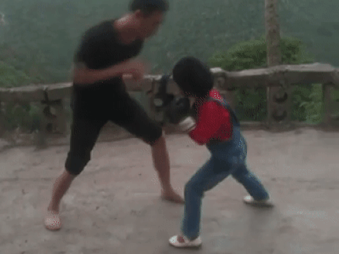 Clip: Bé gái 8 tuổi khoe kỹ năng boxing thần sầu