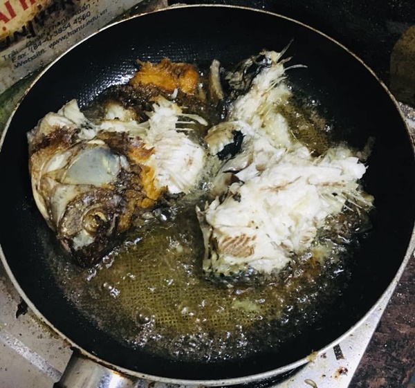 Siêu phẩm cá rán nát nhừ khiến dân mạng không khó như mẹ chồng cũng phải thốt lên: 1 điểm về chỗ!-1