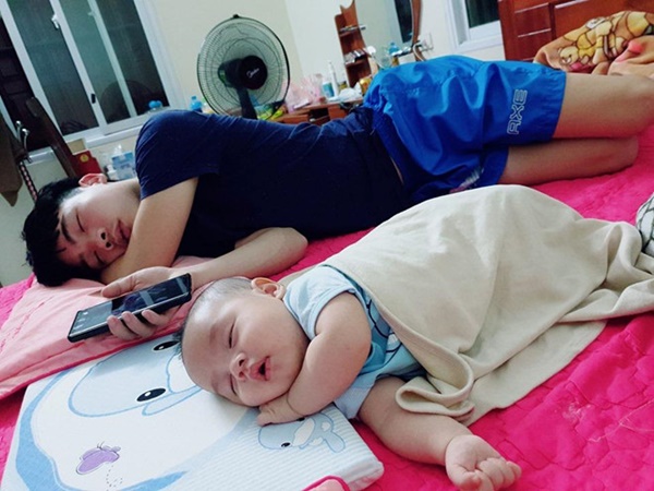 Loạt ảnh Đến ngủ cũng giống cha y đúc khiến dân mạng bật cười-1
