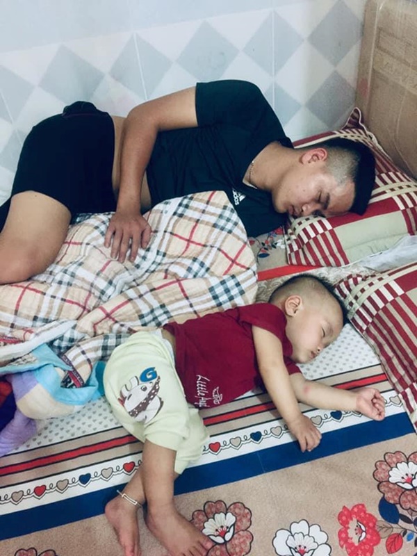 Loạt ảnh Đến ngủ cũng giống cha y đúc khiến dân mạng bật cười-6