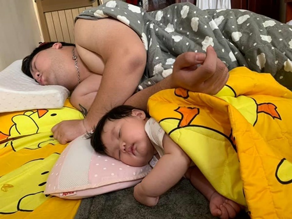 Loạt ảnh Đến ngủ cũng giống cha y đúc khiến dân mạng bật cười-7