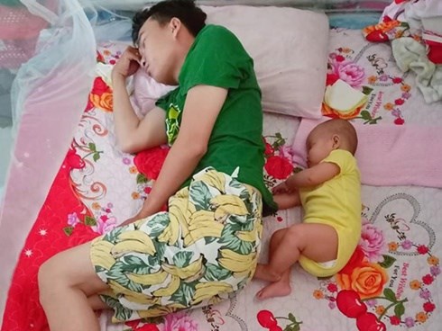 Loạt ảnh 'Đến ngủ cũng giống cha y đúc' khiến dân mạng bật cười