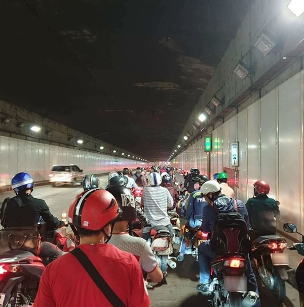 Sài Gòn ngày mưa bất chợt, loạt người dừng xe trú chân ngay cửa hầm Thủ Thiêm: Xin đừng khôn lỏi mà hại người khác!-1