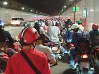 Sài Gòn ngày mưa bất chợt, loạt người dừng xe trú chân ngay cửa hầm Thủ Thiêm: Xin đừng khôn lỏi mà hại người khác!
