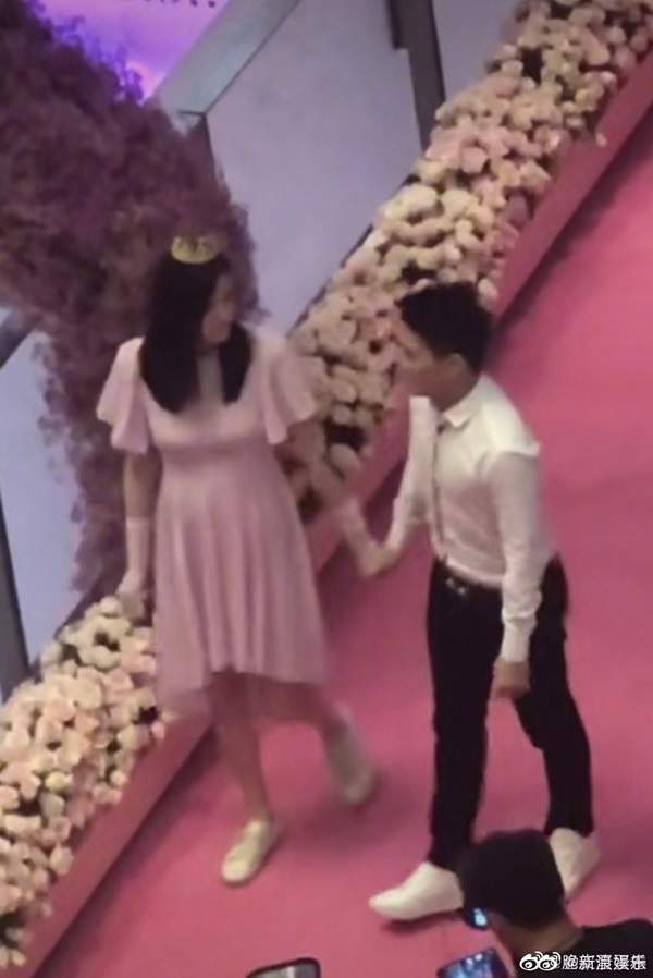 Màn cầu hôn của thiếu gia tỷ đô: Hộp và nhẫn kim cương đặc biệt khủng, biểu cảm lấy được vợ gây bão mạng-1