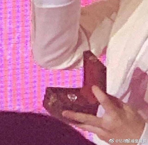 Màn cầu hôn của thiếu gia tỷ đô: Hộp và nhẫn kim cương đặc biệt khủng, biểu cảm lấy được vợ gây bão mạng-4