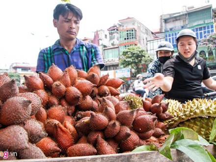 Người Hà Nội thích thú với loại quả hình bầu dục, ăn giống sầu riêng