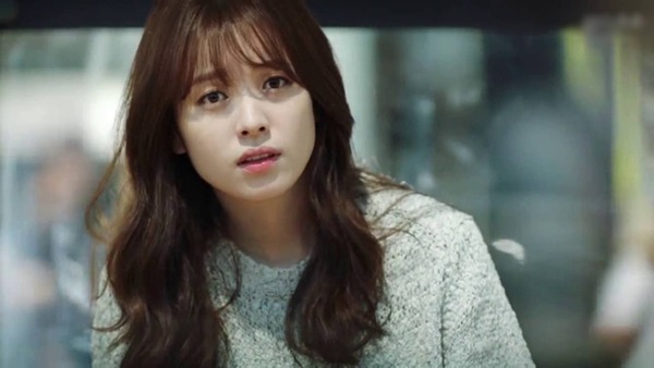 Thấy chồng đi công tác về muộn 2 tiếng so với thông báo, vợ trẻ chết lặng khi tìm được vật lạ trong xe ô tô-2