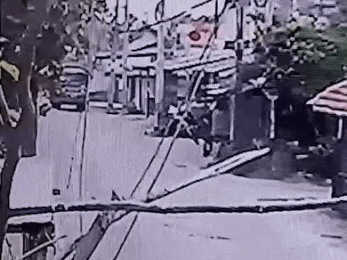 Vừa lái xe vừa dùng điện thoại, nam thanh niên cùng bạn gái nhận kết đắng-1