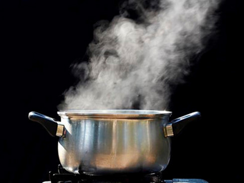 Ô tô mất lái, hai mẹ con trên đường đến trường thoát chết trong gang tấc-9