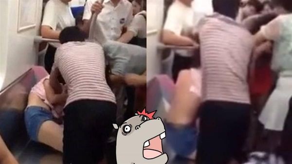 Cô gái bị người phụ nữ trung niên xé áo trên tàu điện ngầm, lý do phía sau khiến ai cũng lắc đầu ngao ngán-2