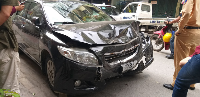 Ô tô mất lái, hai mẹ con trên đường đến trường thoát chết trong gang tấc-1