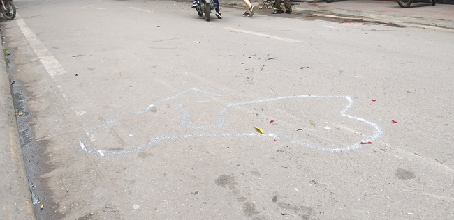 Ô tô mất lái, hai mẹ con trên đường đến trường thoát chết trong gang tấc-2