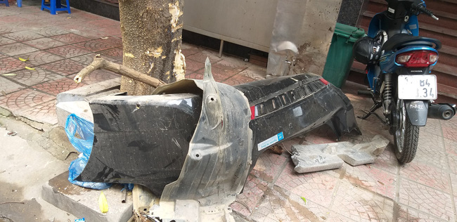 Ô tô mất lái, hai mẹ con trên đường đến trường thoát chết trong gang tấc-3