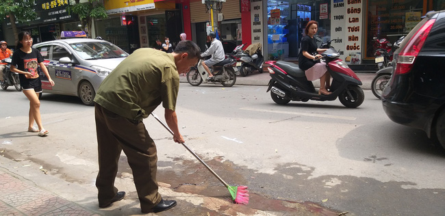 Ô tô mất lái, hai mẹ con trên đường đến trường thoát chết trong gang tấc-4