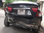 Sự thật dòng nước đỏ dưới bánh xe ô tô gây nạn trên phố Hà Nội sáng nay-7