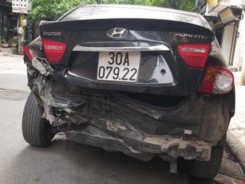 Ô tô mất lái, hai mẹ con trên đường đến trường thoát chết trong gang tấc