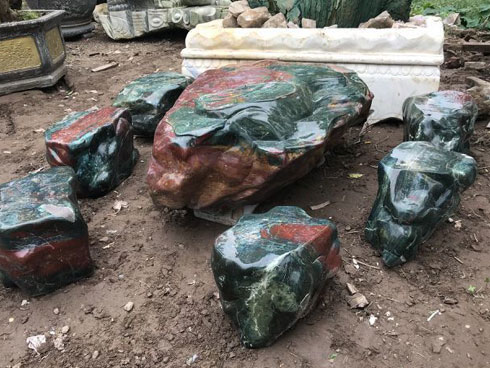 Gom gỗ mun suốt 7 năm rồi lấy lõi làm bộ bàn ghế giá chục tỷ-18