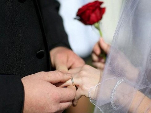 Mỹ bắt 50 người của đường dây kết hôn giả do người Việt cầm đầu