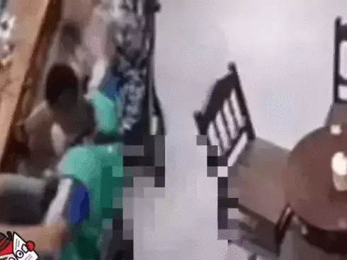 CLIP: Thanh niên giao hàng đột nhiên đánh bạn gái, nhân viên quán can liền bị đấm vào gáy