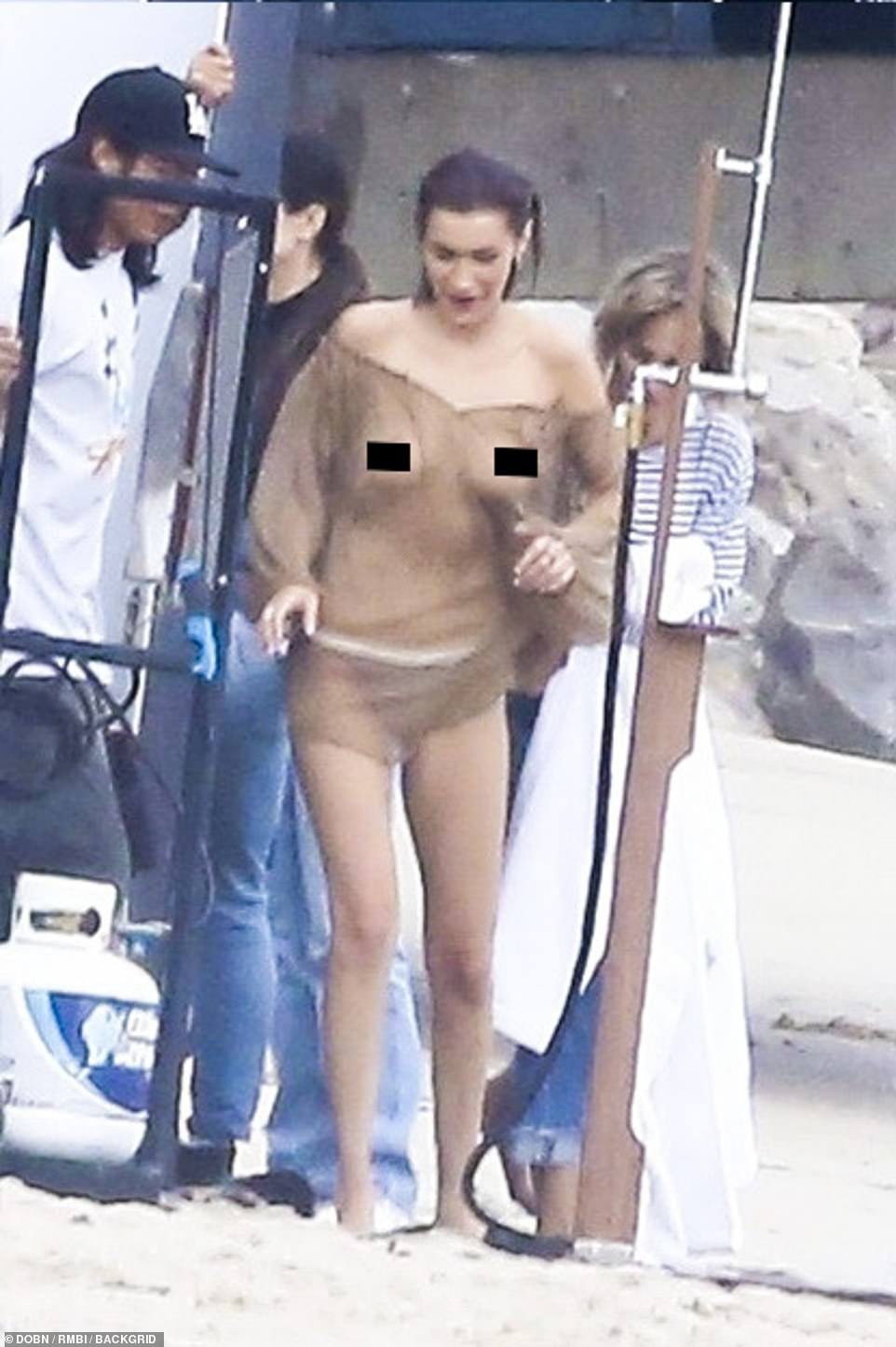 Bella Hadid tự tin diện áo xuyên thấu mỏng tang, lộ hoàn toàn vòng 1 thả rông giữa thanh thiên bạch nhật-2