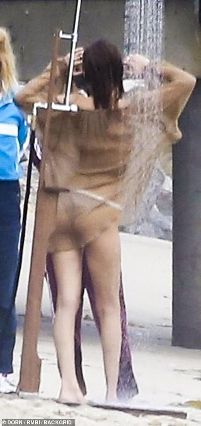 Bella Hadid tự tin diện áo xuyên thấu mỏng tang, lộ hoàn toàn vòng 1 thả rông giữa thanh thiên bạch nhật-4