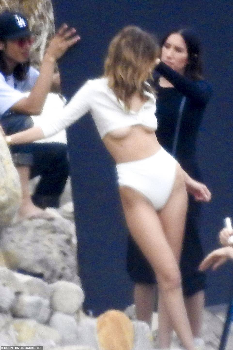 Bella Hadid tự tin diện áo xuyên thấu mỏng tang, lộ hoàn toàn vòng 1 thả rông giữa thanh thiên bạch nhật-5