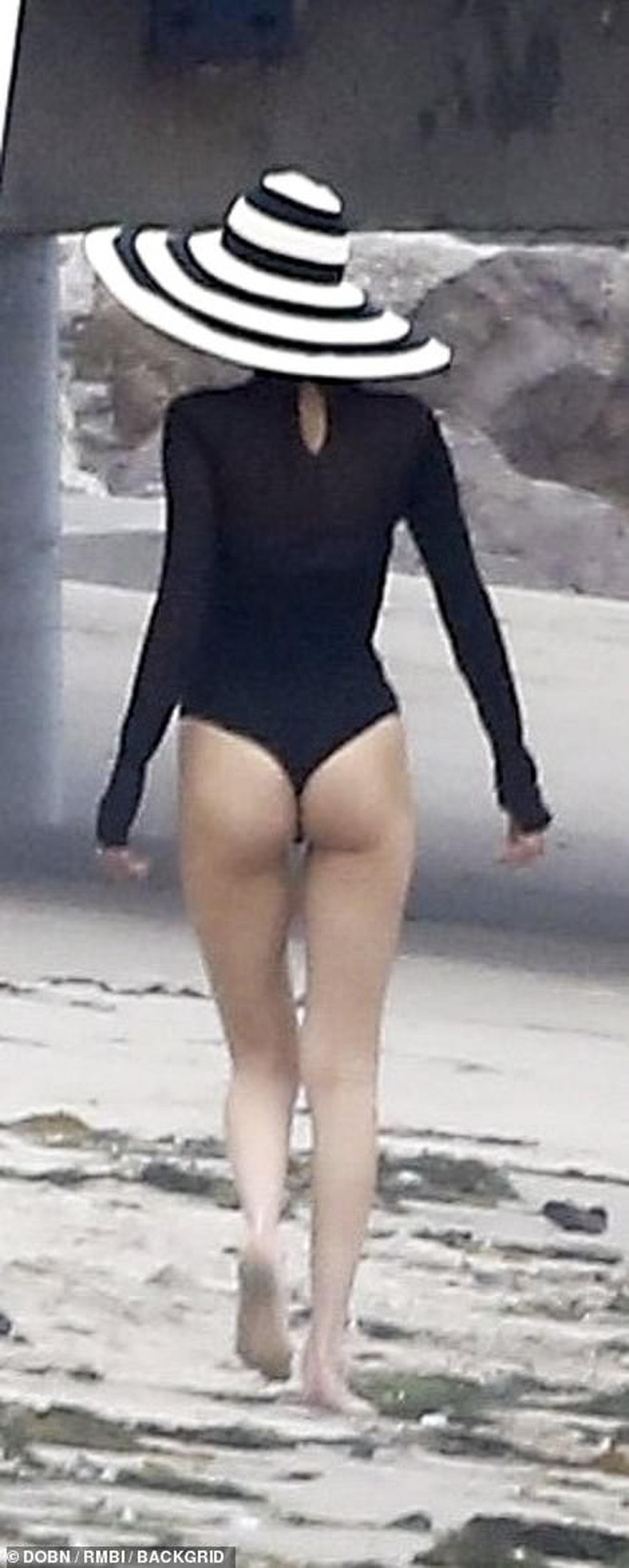 Bella Hadid tự tin diện áo xuyên thấu mỏng tang, lộ hoàn toàn vòng 1 thả rông giữa thanh thiên bạch nhật-7