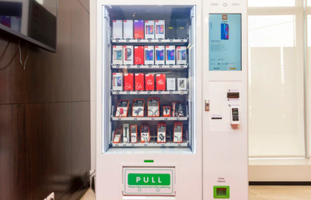 Độc đáo với máy bán điện thoại tự động như nước ngọt-1