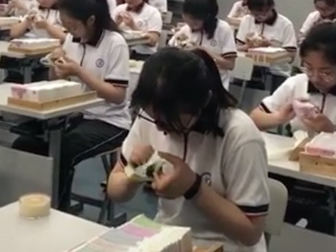 Clip sinh viên ngành Tài chính đếm tiền nhanh hơn máy khiến ai nhìn vào cũng thèm