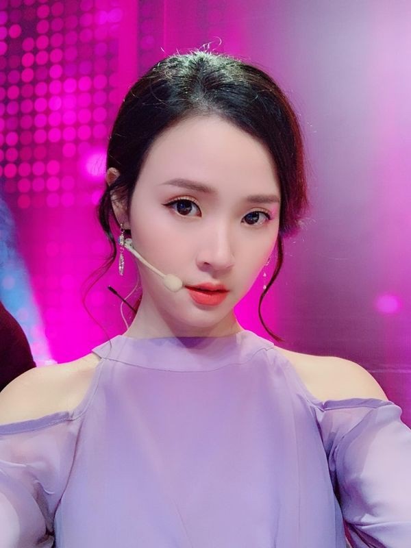 Hot girl Midu khoe ảnh của mẹ, dù U50 vẫn trẻ trung chẳng khác nào hai chị em-1