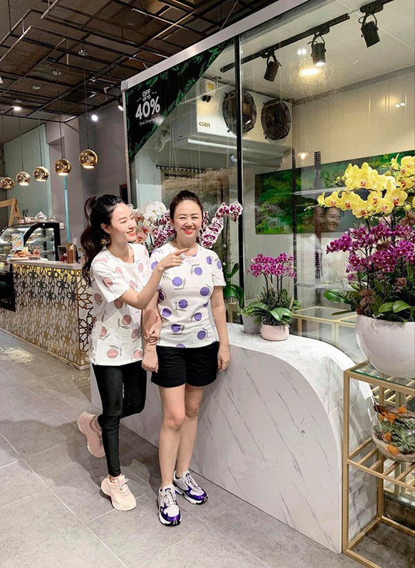 Hot girl Midu khoe ảnh của mẹ, dù U50 vẫn trẻ trung chẳng khác nào hai chị em-2