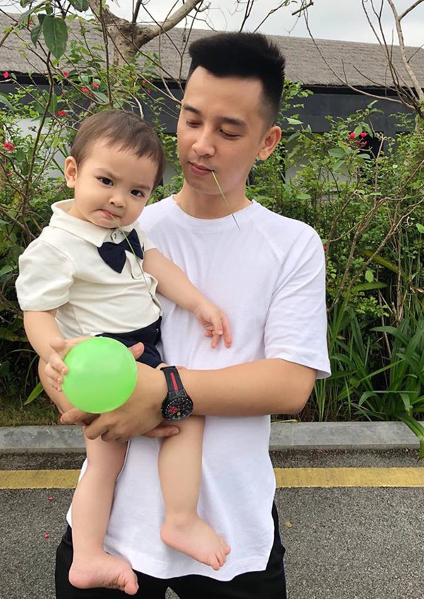 So ảnh Sữa - Sam với chính mình ngày bé, vợ chồng Hằng Túi cũng phải ngạc nhiên vì 2 nhóc y hệt bản sao mini của bố mẹ-4