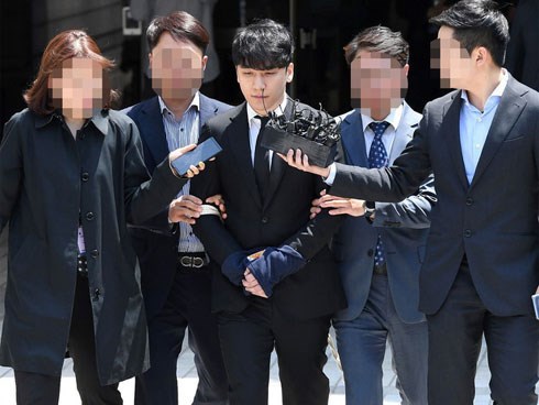 NÓNG: Seungri chính thức bị còng tay và trói chặt bằng dây thừng, chồng nữ diễn viên Park Han Byul lộ mặt