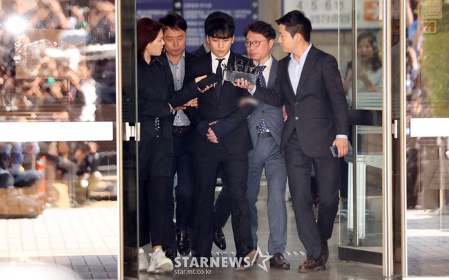 NÓNG: Seungri chính thức bị còng tay và trói chặt bằng dây thừng, chồng nữ diễn viên Park Han Byul lộ mặt-1