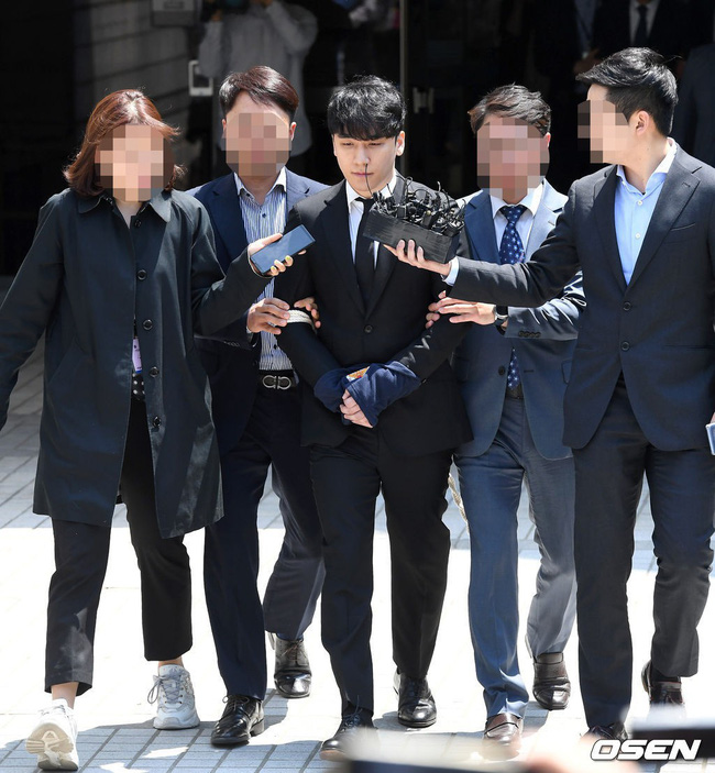 NÓNG: Seungri chính thức bị còng tay và trói chặt bằng dây thừng, chồng nữ diễn viên Park Han Byul lộ mặt-2