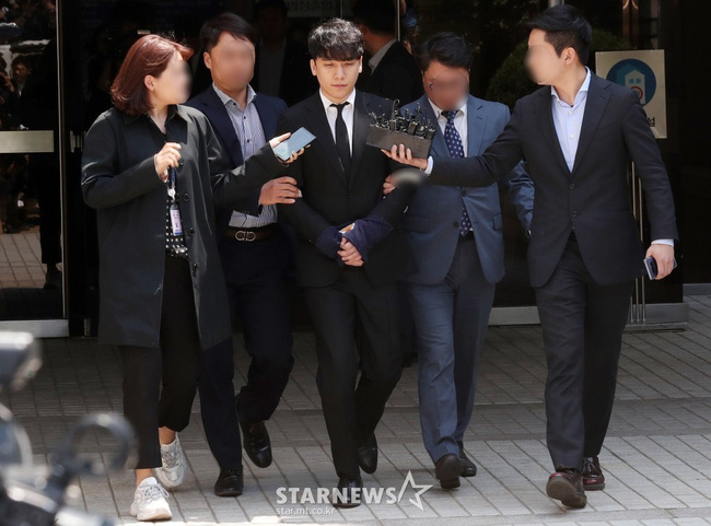 NÓNG: Seungri chính thức bị còng tay và trói chặt bằng dây thừng, chồng nữ diễn viên Park Han Byul lộ mặt-3