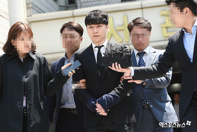 NÓNG: Seungri chính thức bị còng tay và trói chặt bằng dây thừng, chồng nữ diễn viên Park Han Byul lộ mặt-4