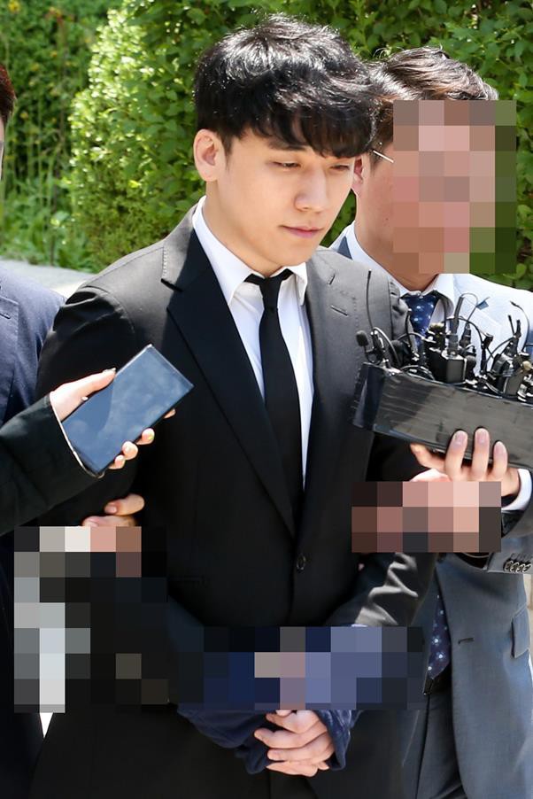 NÓNG: Seungri chính thức bị còng tay và trói chặt bằng dây thừng, chồng nữ diễn viên Park Han Byul lộ mặt-6