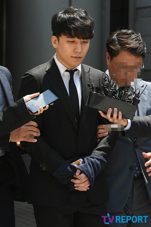 NÓNG: Seungri chính thức bị còng tay và trói chặt bằng dây thừng, chồng nữ diễn viên Park Han Byul lộ mặt-7