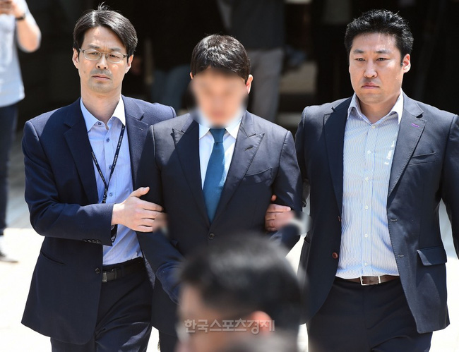 NÓNG: Seungri chính thức bị còng tay và trói chặt bằng dây thừng, chồng nữ diễn viên Park Han Byul lộ mặt-8