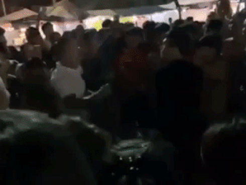 'Ca sĩ hội chợ' Du Thiên bị vây đánh khi đi diễn ở Vĩnh Phúc
