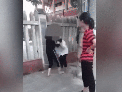 Clip: Nhóm thanh niên lao xuống sông Kim Ngưu đánh nhau, nhờ 1 câu nói tất cả liền giải tán-1