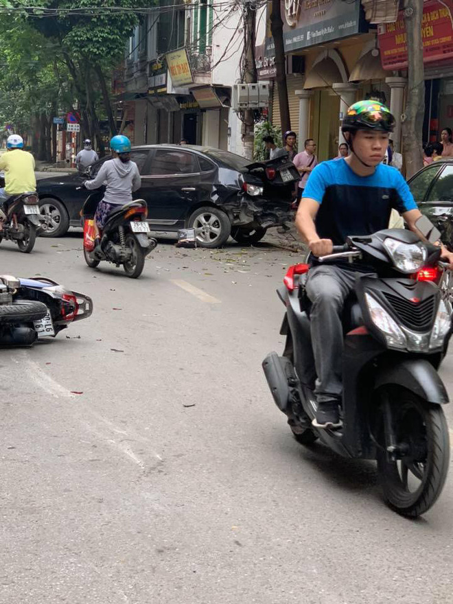 Sự thật dòng nước đỏ dưới bánh xe ô tô gây nạn trên phố Hà Nội sáng nay-5