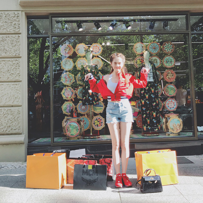 Phung phí như Ngọc Trinh cũng có lúc tiết kiệm, giữ váy suốt 8 năm để giờ mặc lại-1